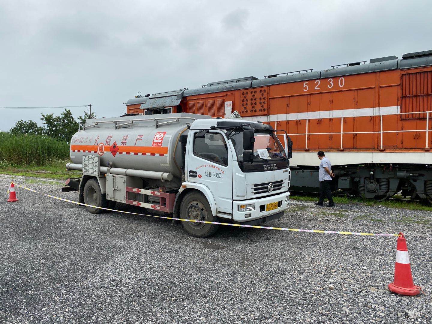 0617油料集團(tuán)汽配車在為機(jī)車加油.jpg